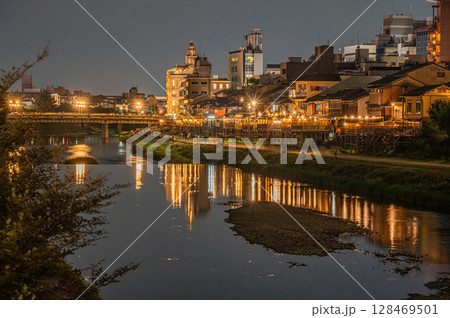 京都鴨川夜景 四条大橋上流側 京都鴨川夜景 四条大橋上流側 128469501
