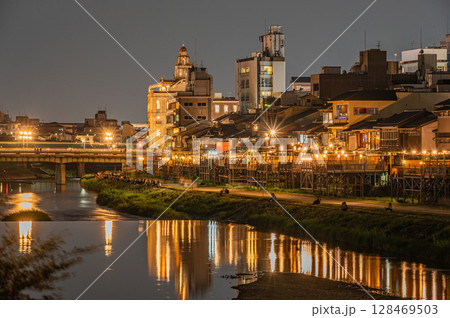 京都鴨川夜景 四条大橋上流側 京都鴨川夜景 四条大橋上流側 128469503