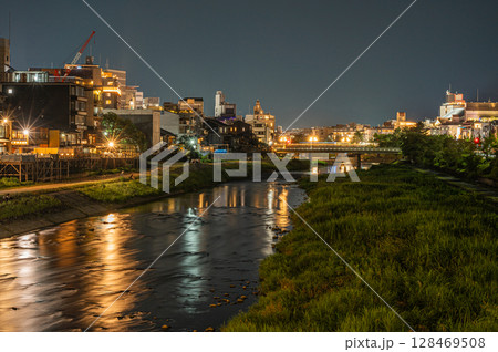 京都鴨川夜景 松原橋から上流側の風景 京都鴨川夜景 松原橋から上流側の風景 128469508