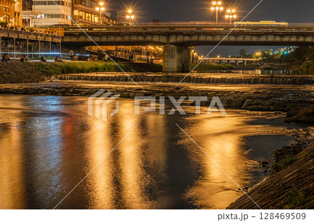 京都鴨川夜景　四条大橋下流側 128469509