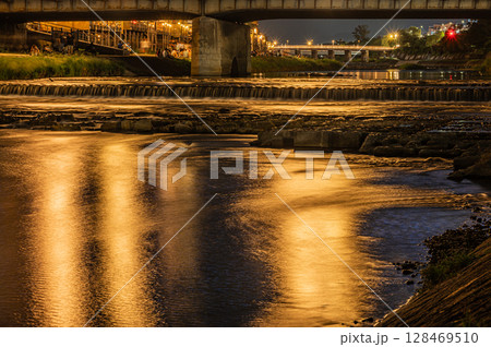 京都鴨川夜景　四条大橋下流側 128469510