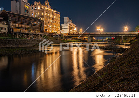 京都鴨川夜景 四条大橋下流側 京都鴨川夜景 四条大橋下流側 128469511