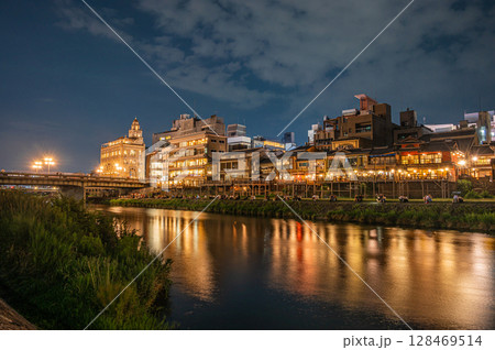 京都鴨川夜景　四条大橋上流側 128469514
