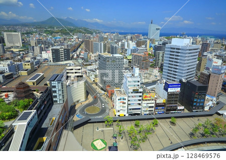 大分市街（大分駅北口・オアシスタワー・高碕山・別府湾） 128469576