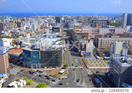 大分市街（大分駅北口・市役所・別府湾） 128469578