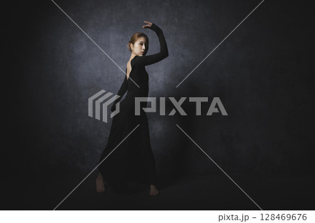 黒背景でポーズをとる女性　　 128469676