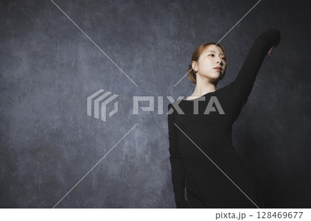 黒背景でポーズをとる女性　　 128469677