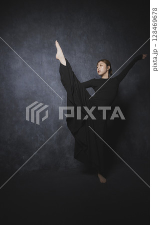 黒背景でポーズをとる女性　　 128469678
