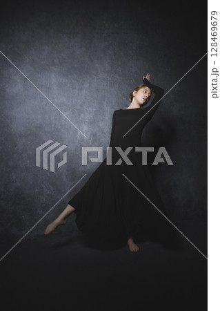 黒背景でポーズをとる女性 黒背景でポーズをとる女性 128469679