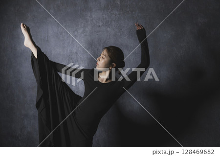 黒背景でポーズをとる女性   黒背景でポーズをとる女性   128469682