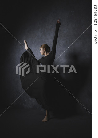 黒背景でポーズをとる女性　　 128469683