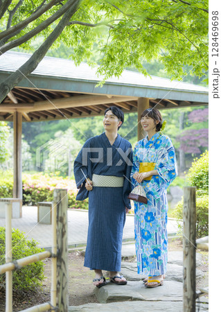 浴衣でデートをする男女 浴衣でデートをする男女 128469698