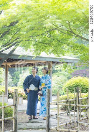 浴衣でデートをする男女 浴衣でデートをする男女 128469700