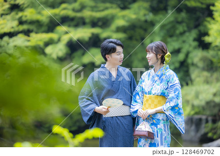 浴衣でデートをする男女 128469702