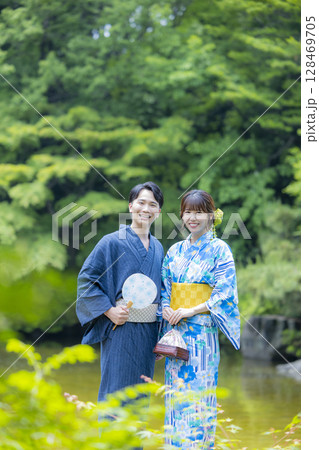 浴衣でデートをする男女 浴衣でデートをする男女 128469705