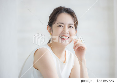 ミドル女性のビューティーイメージ 128469723