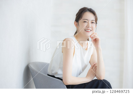 ミドル女性のビューティーイメージ 128469725