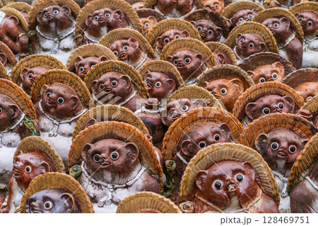 滋賀県甲賀市信楽町の狸の焼き物を撮影 128469751