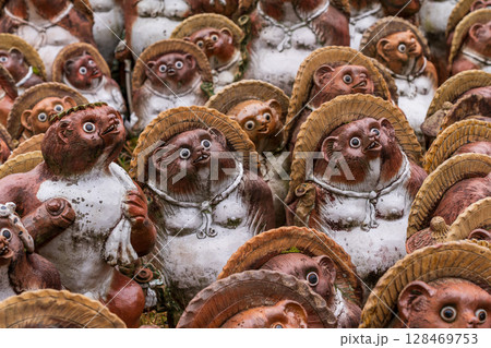 滋賀県甲賀市信楽町の狸の焼き物を撮影 128469753