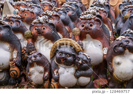 滋賀県甲賀市信楽町の狸の焼き物を撮影 128469757