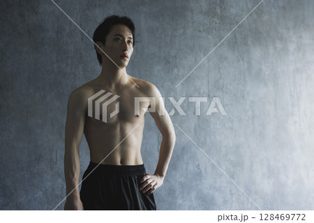 トレーニングをする男性 128469772