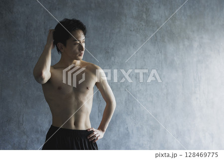 トレーニングをする男性 トレーニングをする男性 128469775