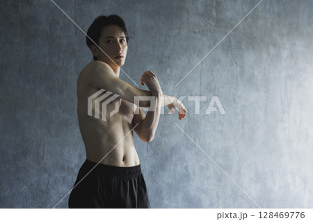 トレーニングをする男性 トレーニングをする男性 128469776