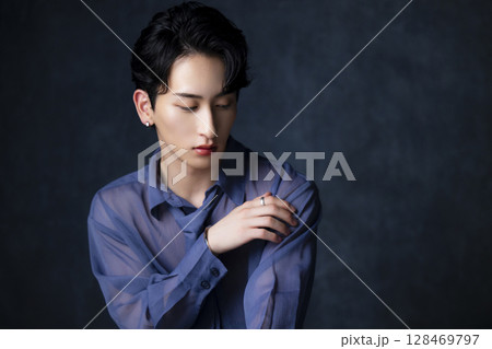 若い男性のポートレート  128469797
