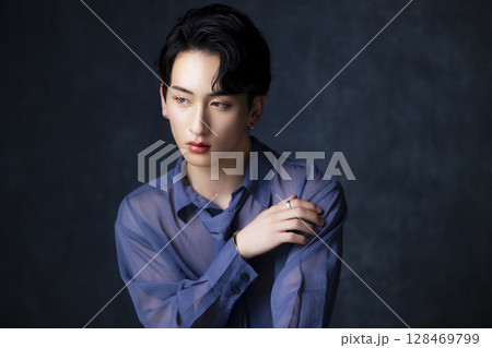 若い男性のポートレート  128469799