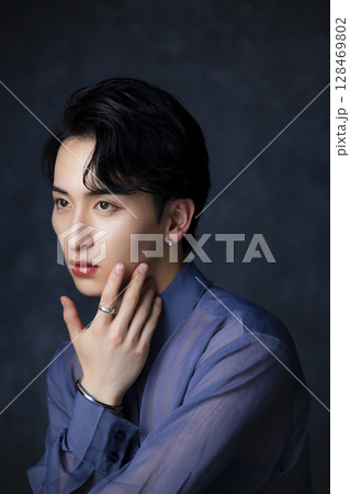 若い男性のポートレート  128469802