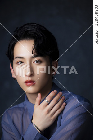 若い男性のポートレート 若い男性のポートレート 128469803