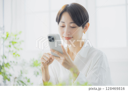 スマホを見る女性 スマホを見る女性 128469816