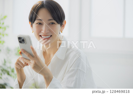 スマホを見る女性 スマホを見る女性 128469818