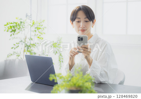 スマホを見る女性 128469820