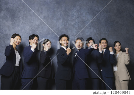 ガッツポーズをするビジネスマン  128469845