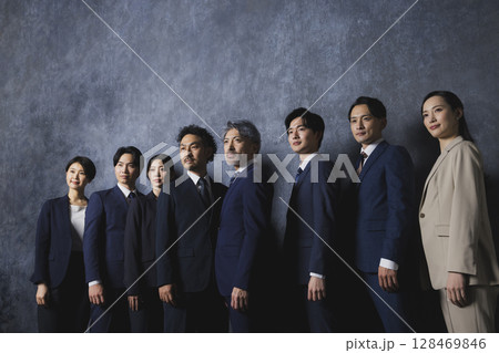 ガッツポーズをするビジネスマン  128469846