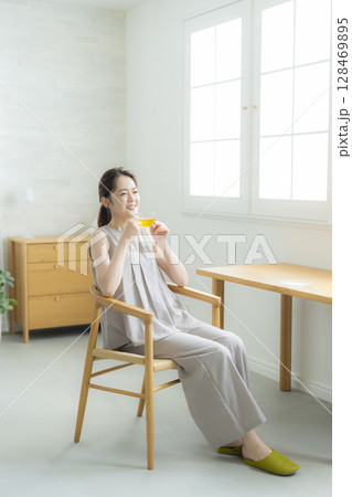 お茶を飲むミドル女性 128469895
