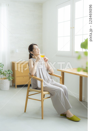お茶を飲むミドル女性 お茶を飲むミドル女性 128469896