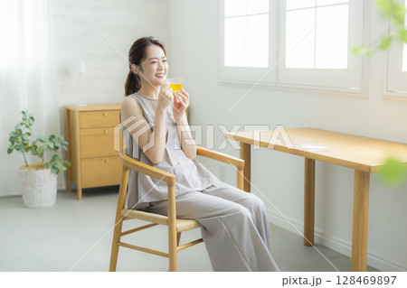 お茶を飲むミドル女性 128469897