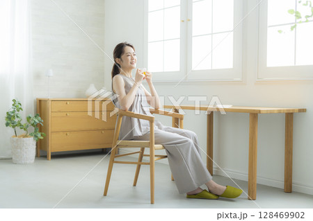 お茶を飲むミドル女性 128469902