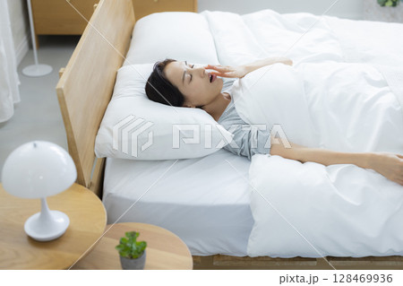 ベッドで眠る女性 128469936