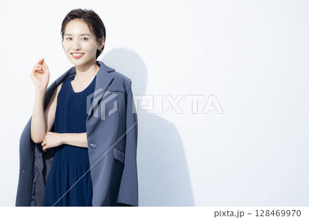 ショートヘアの女性 　 128469970