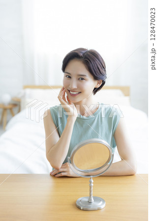 スキンケアをする寝室の女性 128470023
