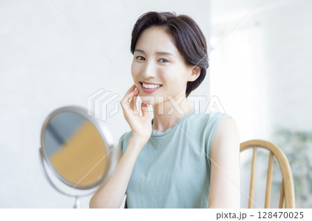 スキンケアをする寝室の女性 128470025