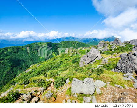 夏の妙高山登山（南峰頂上から三田原山・火打山方面の眺め） 128470073