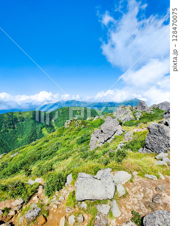 夏の妙高山登山（南峰頂上から三田原山・火打山方面の眺め） 128470075