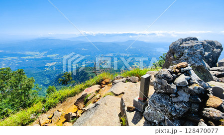 夏の妙高山登山（南峰頂上から赤倉温泉方面の眺め） 128470077