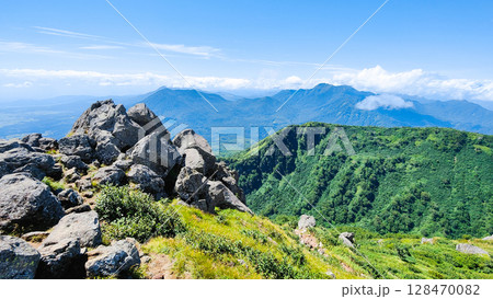 夏の妙高山登山（南峰頂上から黒姫山・高妻山方面の眺め） 128470082