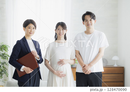 スーツの女性に相談する夫婦 128470090