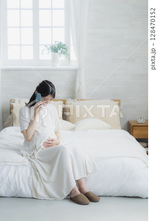 リビングの妊婦　 128470152